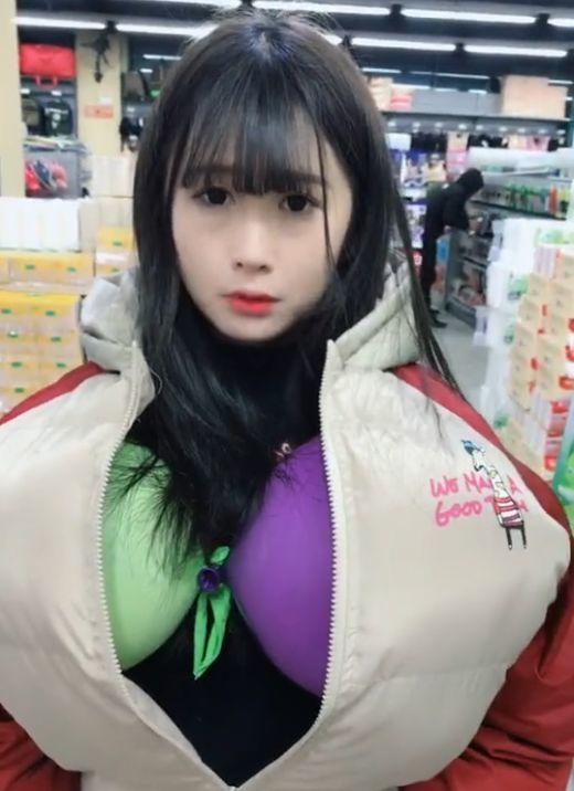 超市抓竊賊「少女胸前腫成山」遭逼當場脫衣！拉開拉鍊「全場臉紅安靜」你可以走了…
