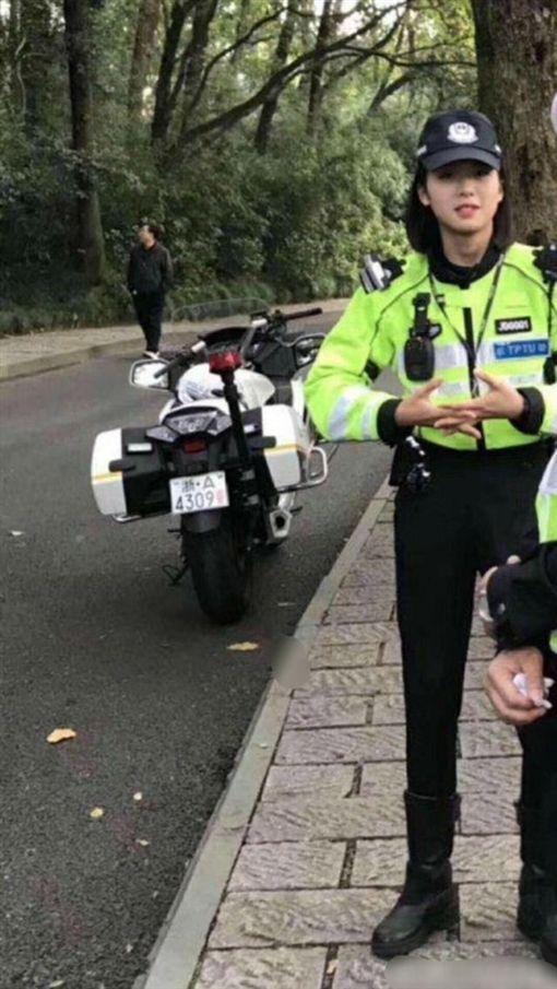 临检被拦.值勤中女警「神级颜值满仙气」!