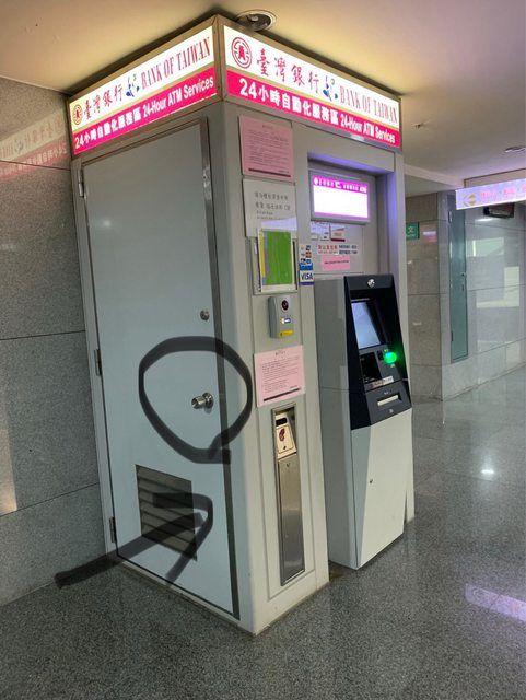 提款機旁邊的門有什麼用途？上網發問才知道「其實門後藏著小OO」網驚呆：長知識了！