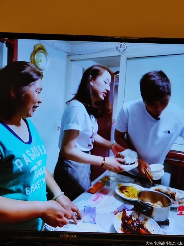 住爸媽11平米閣樓房 窮魯男竟有「女神級女友」上節目狂放閃！網一看住家內部...呆了