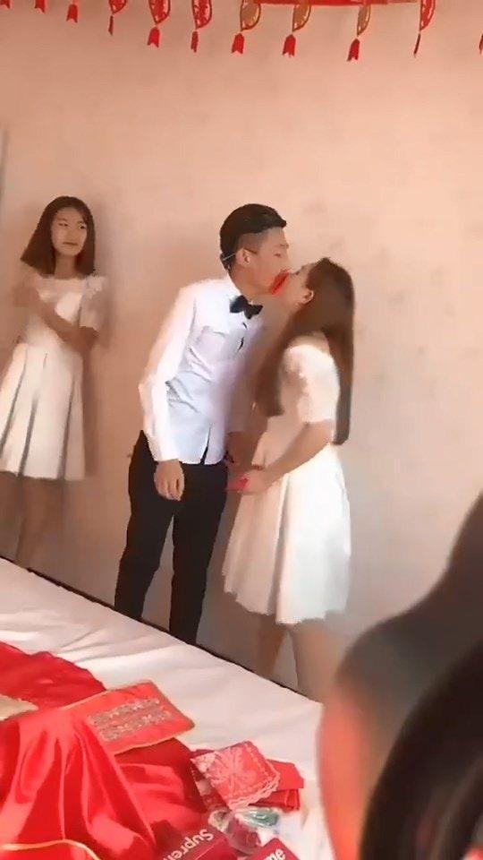 网暴怒:别让女友当伴娘!