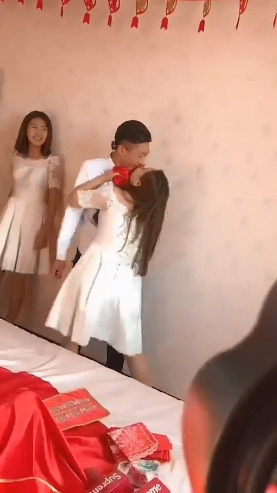 网暴怒:别让女友当伴娘!