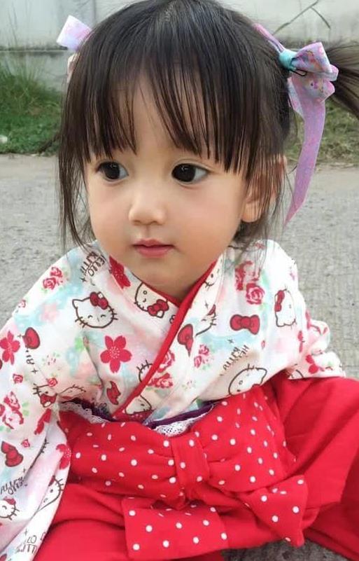 小女孩高颜值被质疑为「假人」,被网友质疑为假人 女孩的母亲拍摄了她