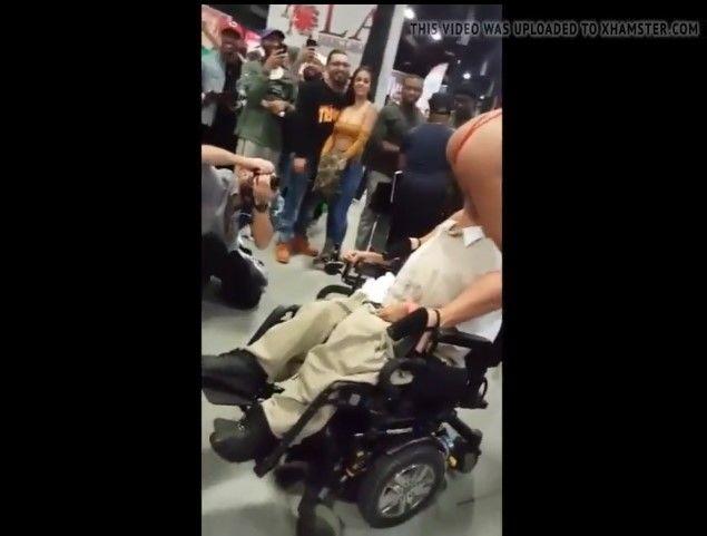 辣模跨坐在殘疾男士臉部上！不忌諱「上下舔X」18+畫面公開…網嗨：硬硬der！