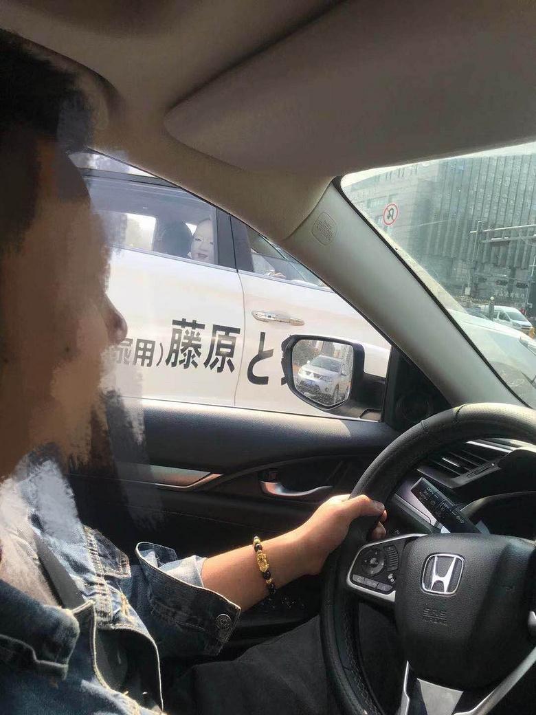 路邊見到「拓海的AE-86」好奇靠近...瞥進車窗嚇死「恐怖面具臉」緊盯著他！網：怕爆
