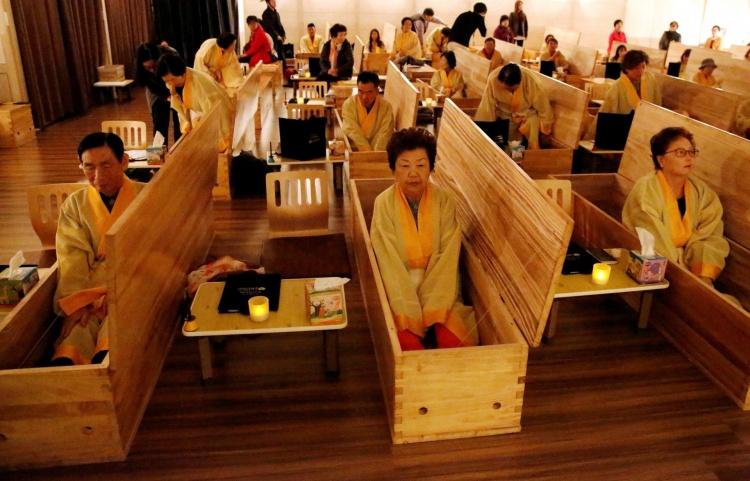 韓國殯儀館新課程！體驗「活人喪禮」目睹一切…再躺棺材反思人生 …讓人毛骨悚然！