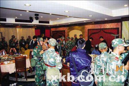 [轉] 27軍軍長怒砸黑社會洗浴中心（砸的真爽！！）