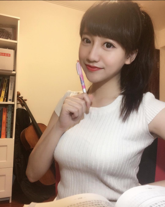 【igstoryn】童颜巨乳银行员爆红!网友暴动:我一定要开户!