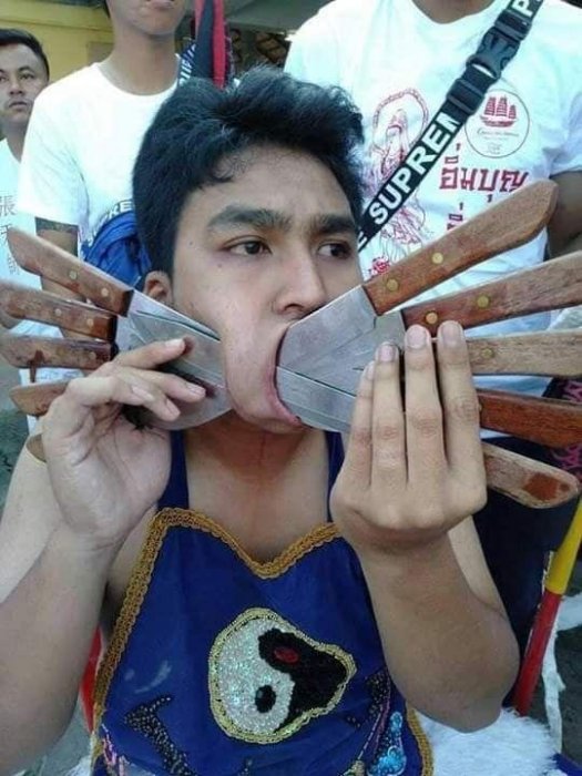 普吉岛正妹乩童「两支神器贯穿脸颊」从嘴出…网惊:刀枪板手全上超恶