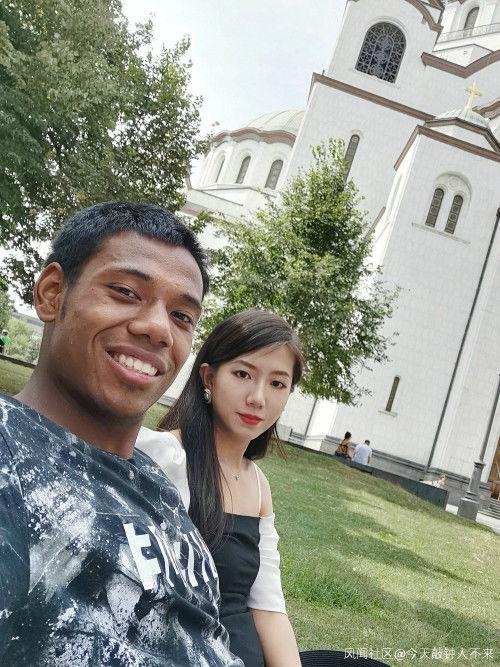 北京大学黑人球星晒正妹女友!