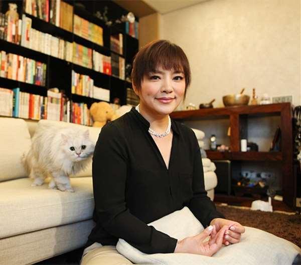 唐绮阳晒出13年前嫩照,小蛮腰加上蜜大腿,让她无奈哭喊:「谁没年轻过!