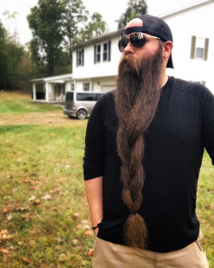 只花了五年时间留下「2.5英尺长胡须」吸引全世界的关注.拿下排名第2