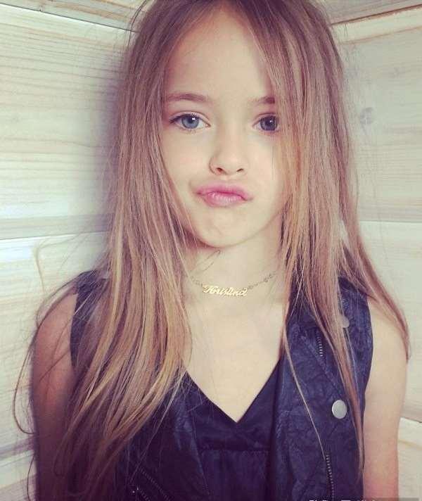 她10岁时就被誉为是「全世界最美的小女孩」,不仅邀约不断还登上杂志